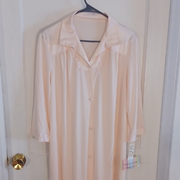 Elegant Cream Nightgown - Picture 1 of 5